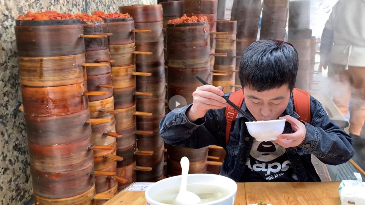 藏在小区里面20年的苍蝇馆子,硬生生被顾客吃到街边开大店